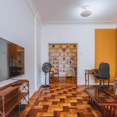 Amplo Apartamento - 3 Quartos - 1 Min Da Praia